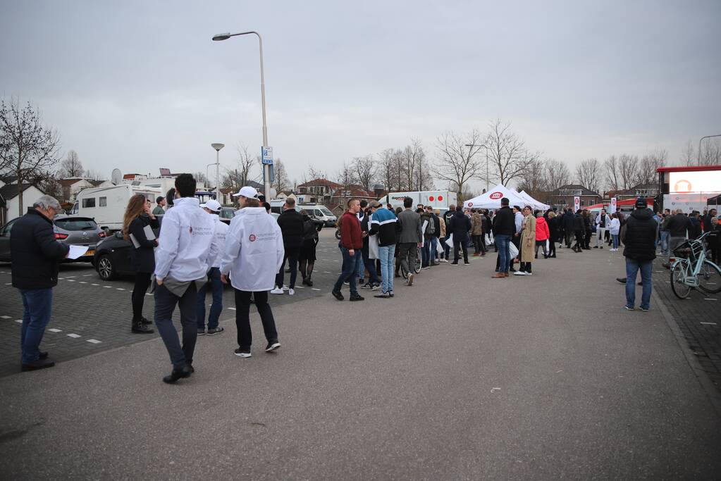 Thierry Baudet voert campagne op parkeerplaats Klein Amerika
