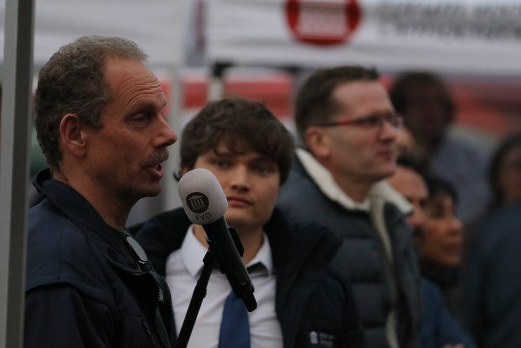 Thierry Baudet voert campagne op parkeerplaats Klein Amerika