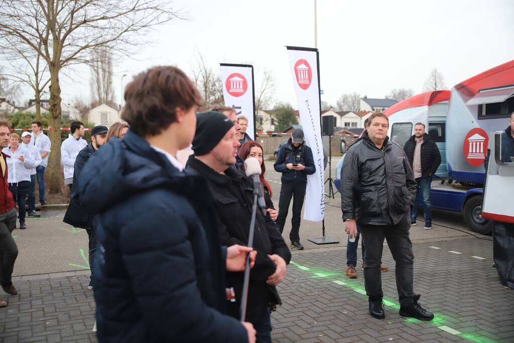 Thierry Baudet voert campagne op parkeerplaats Klein Amerika
