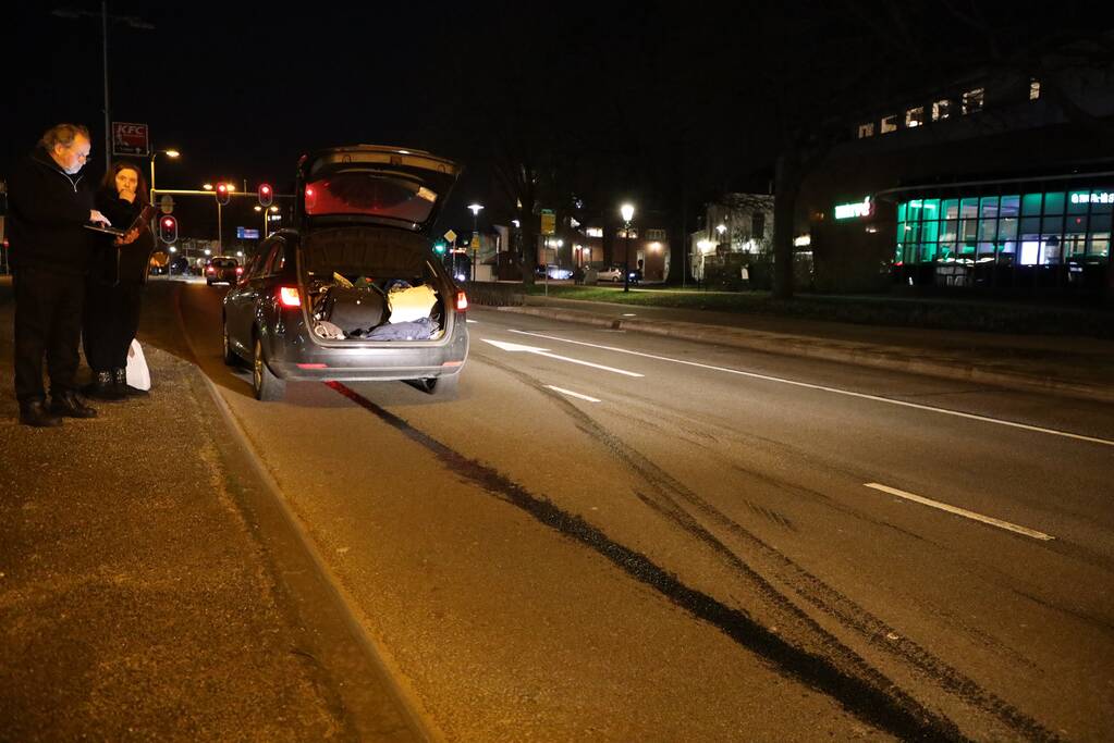 Bestuurder wilt keren maar veroorzaakt oliespoor