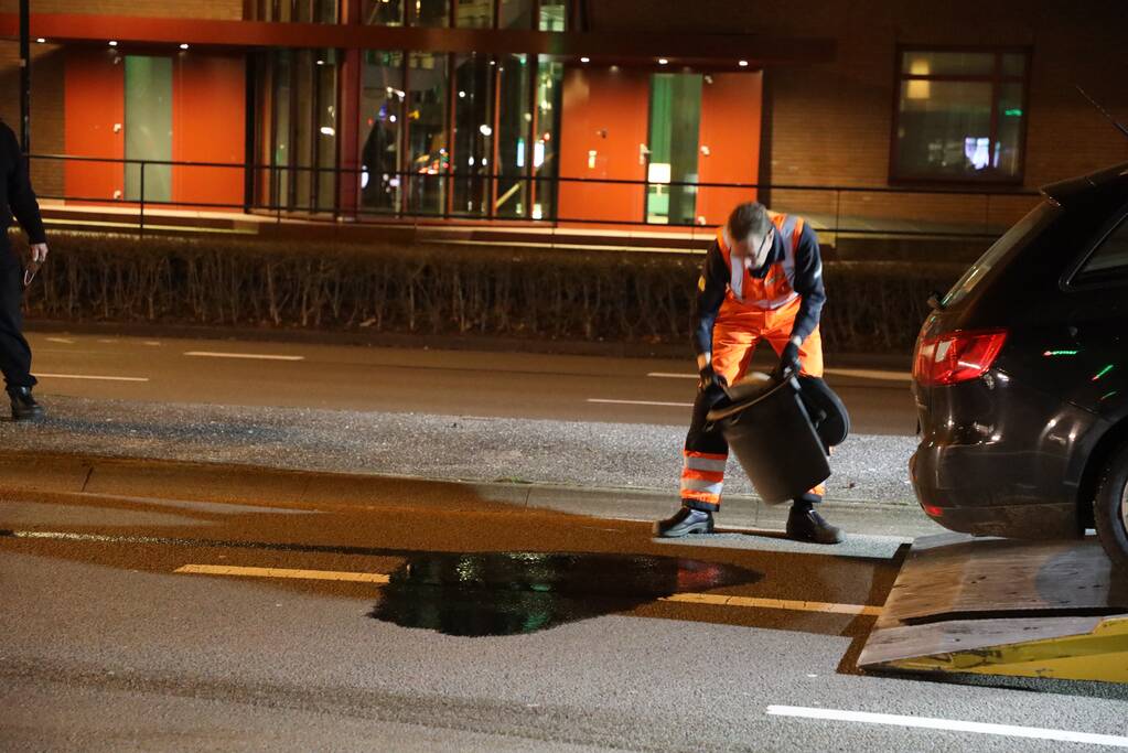 Bestuurder wilt keren maar veroorzaakt oliespoor