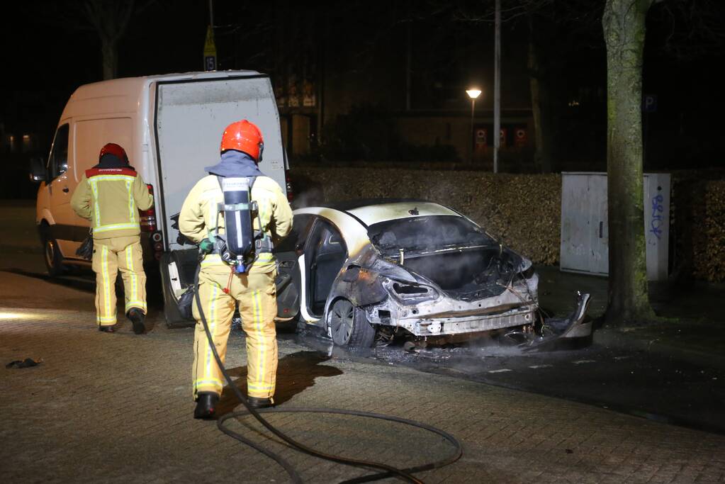 Geparkeerde Mercedes brandt volledig uit