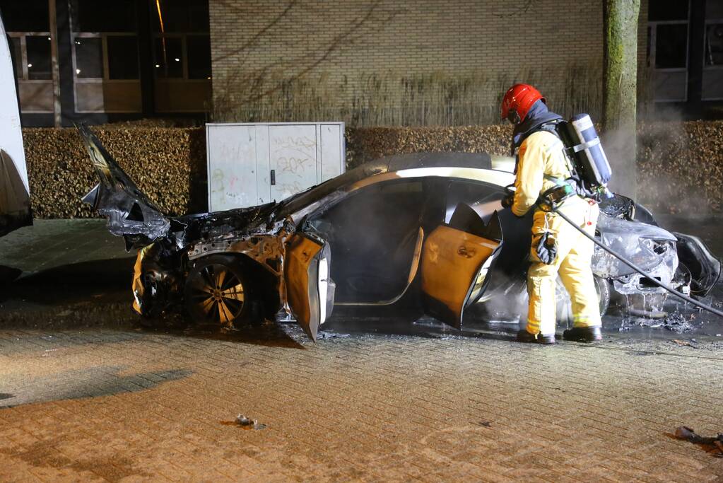 Geparkeerde Mercedes brandt volledig uit