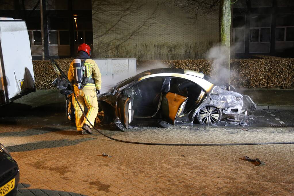 Geparkeerde Mercedes brandt volledig uit