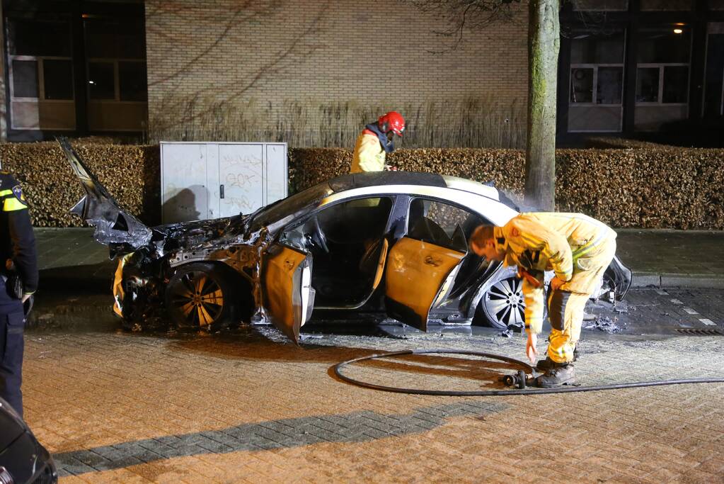 Geparkeerde Mercedes brandt volledig uit