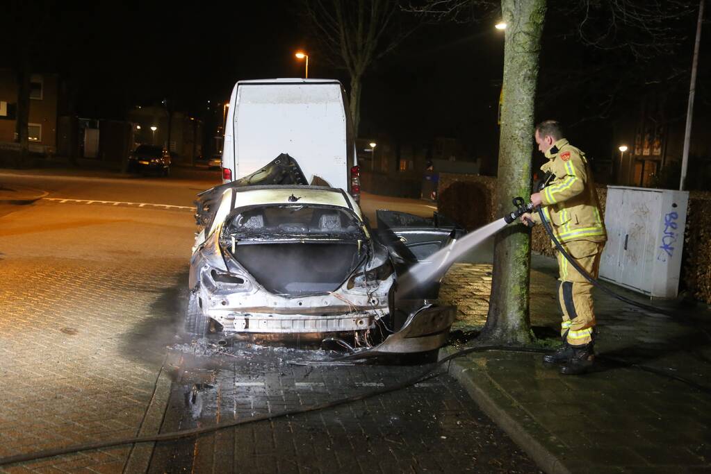 Geparkeerde Mercedes brandt volledig uit