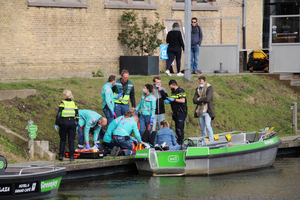 Vrouw gewond bij botsing tegen brug