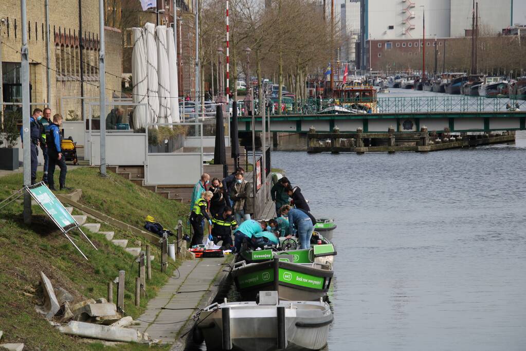 Vrouw gewond bij botsing tegen brug