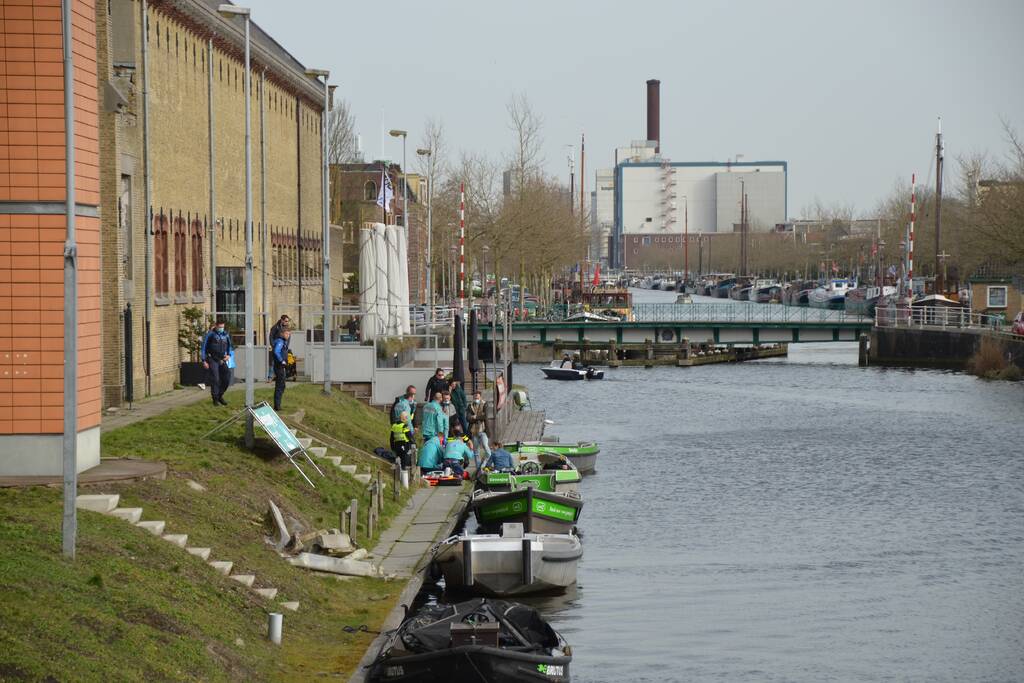 Vrouw gewond bij botsing tegen brug