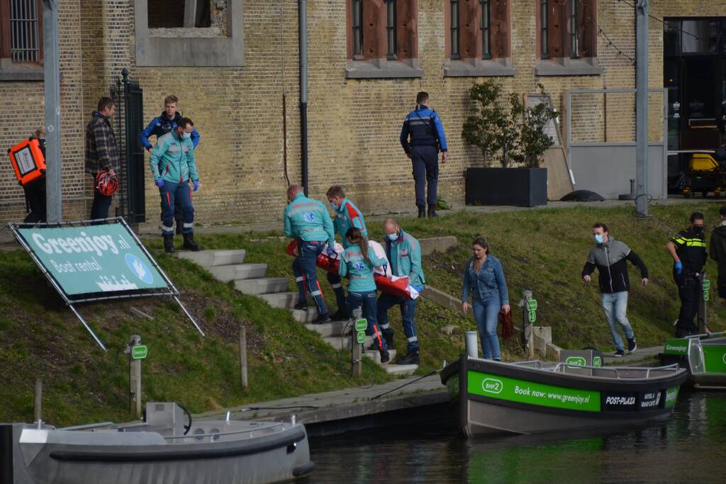 Vrouw gewond bij botsing tegen brug