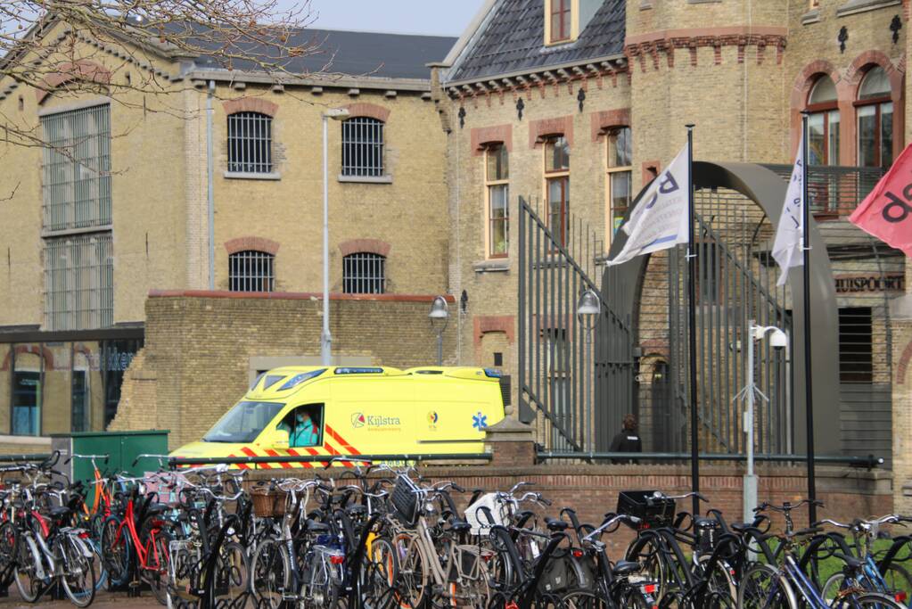 Vrouw gewond bij botsing tegen brug