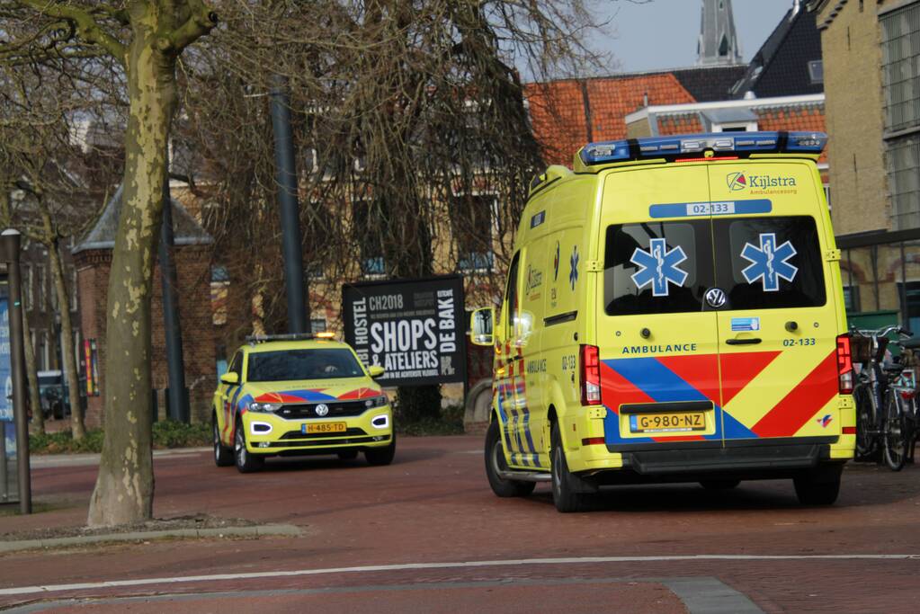 Vrouw gewond bij botsing tegen brug
