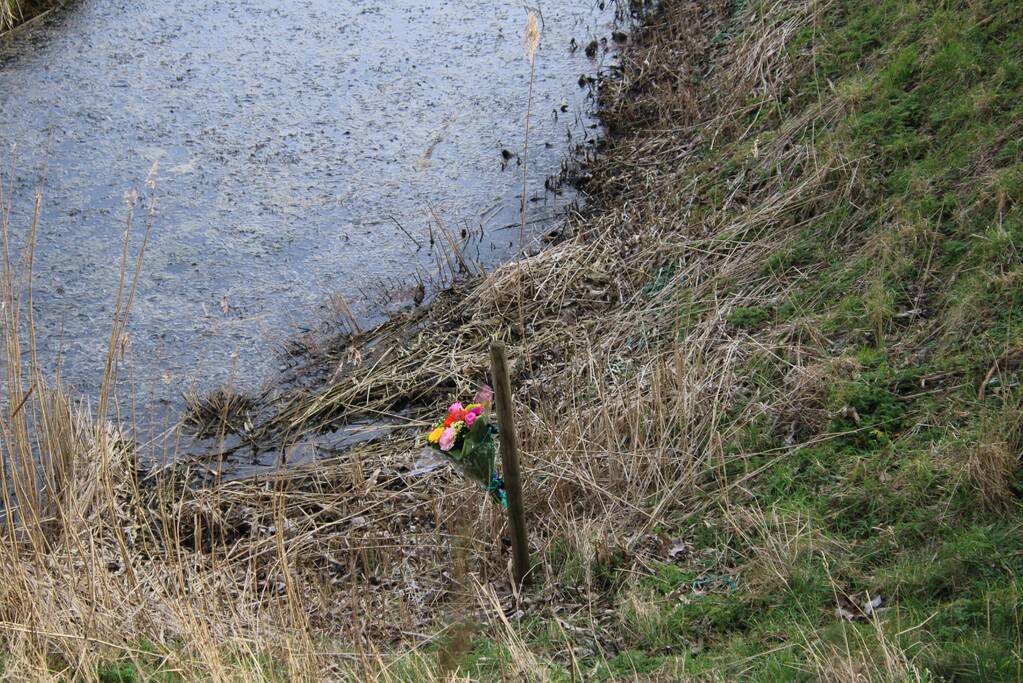 Met kaarsjes herdenken dorpsgenoten dood Karin Grijpstra (55)