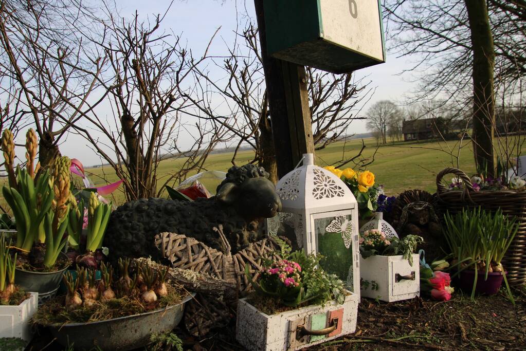 Met kaarsjes herdenken dorpsgenoten dood Karin Grijpstra (55)