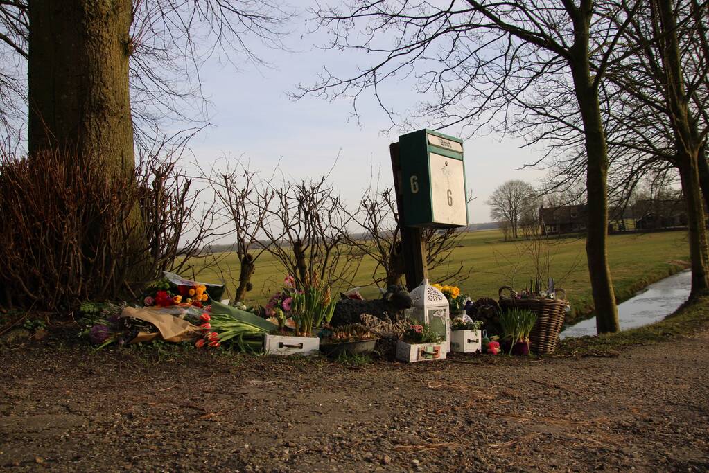 Met kaarsjes herdenken dorpsgenoten dood Karin Grijpstra (55)