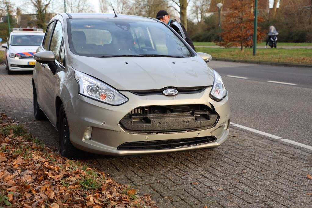 Scooterrijder aangereden op rotonde