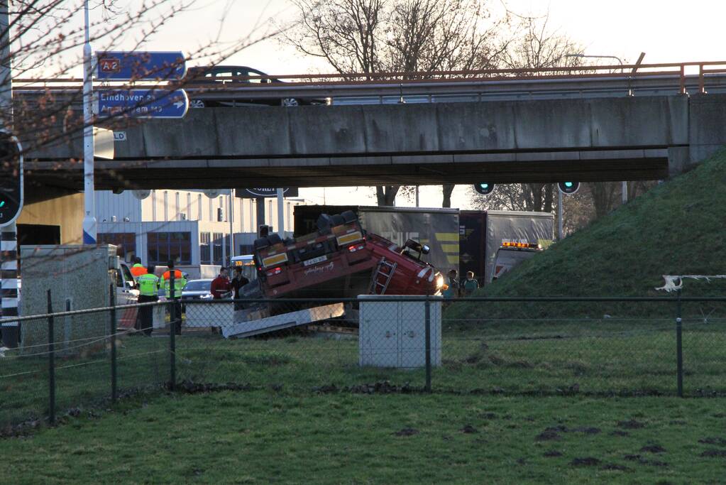 Vrachtwagen met betonplaten belandt op de kop