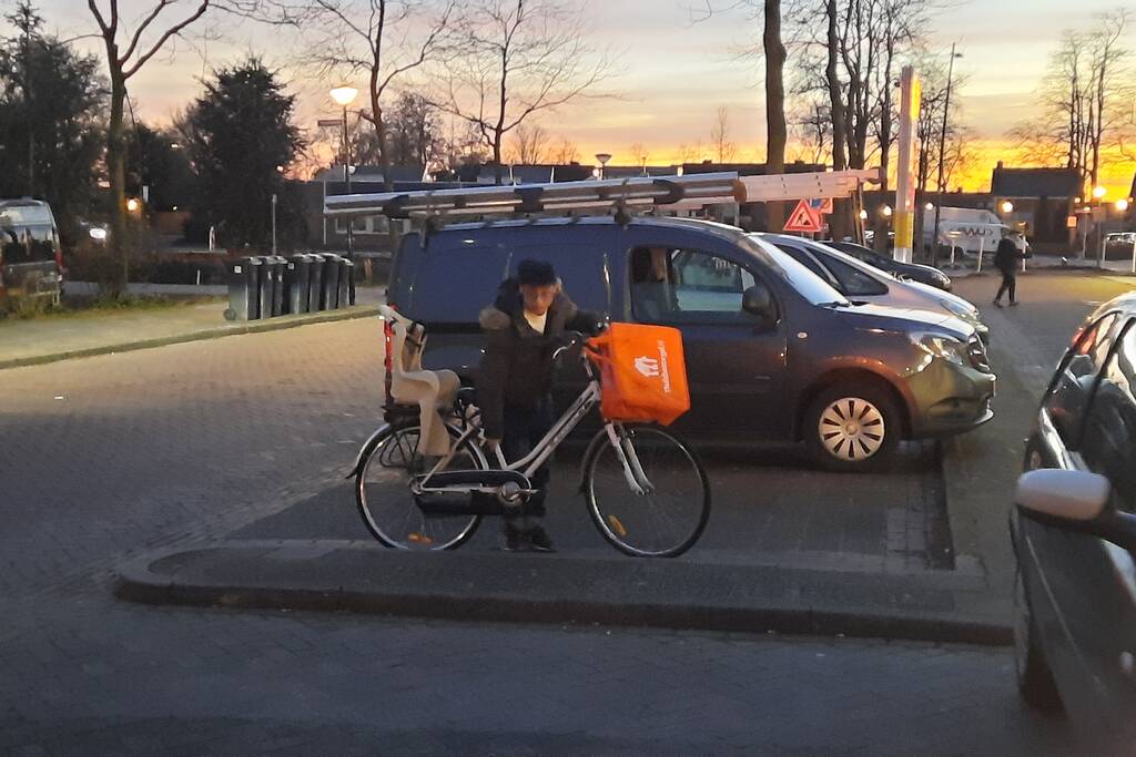 Fietser en bestelbus bosten op elkaar