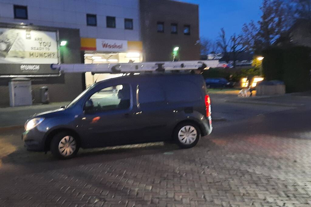 Fietser en bestelbus bosten op elkaar