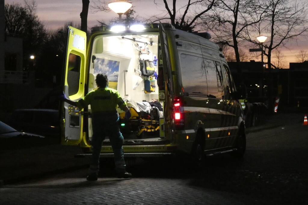 Fietser en bestelbus bosten op elkaar