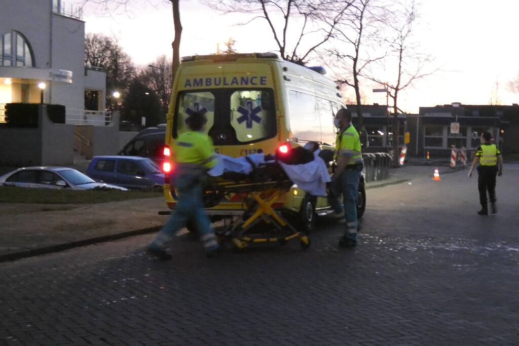 Fietser en bestelbus bosten op elkaar