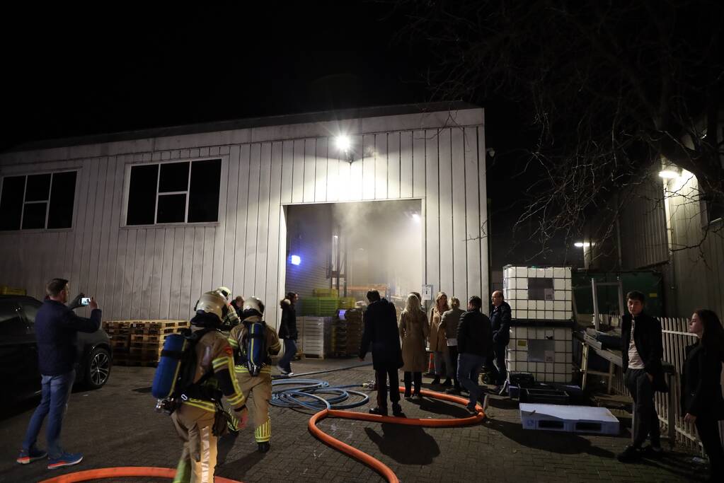 Pand vol rook op industrieterrein De Kronkels