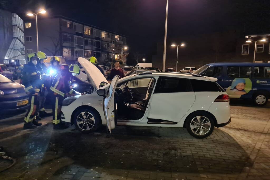 Buurtbewoners blussen beginnende autobrand