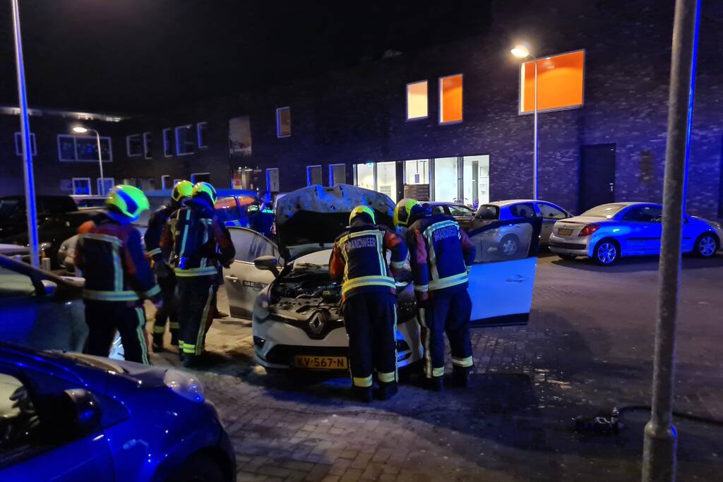 Buurtbewoners blussen beginnende autobrand