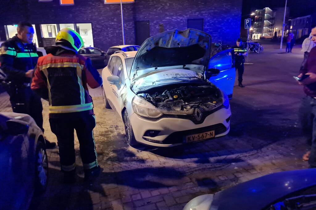 Buurtbewoners blussen beginnende autobrand