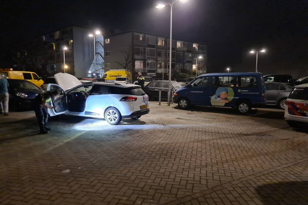 Buurtbewoners blussen beginnende autobrand