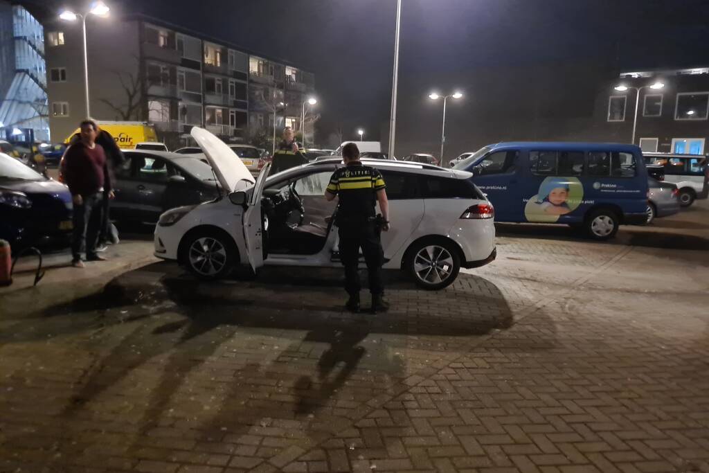 Buurtbewoners blussen beginnende autobrand