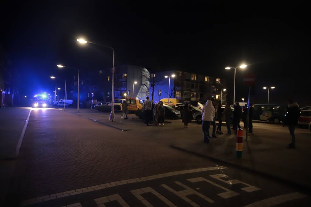 Buurtbewoners blussen beginnende autobrand