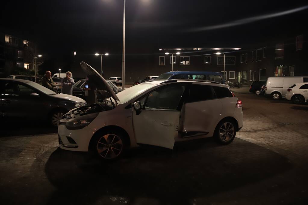 Buurtbewoners blussen beginnende autobrand