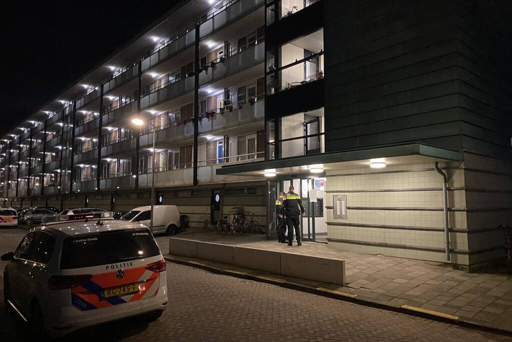 Buurtbewoners blussen beginnende autobrand