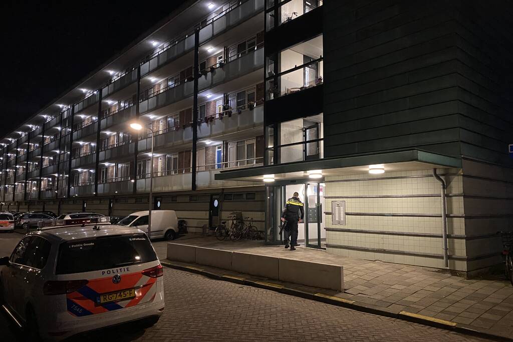 Buurtbewoners blussen beginnende autobrand