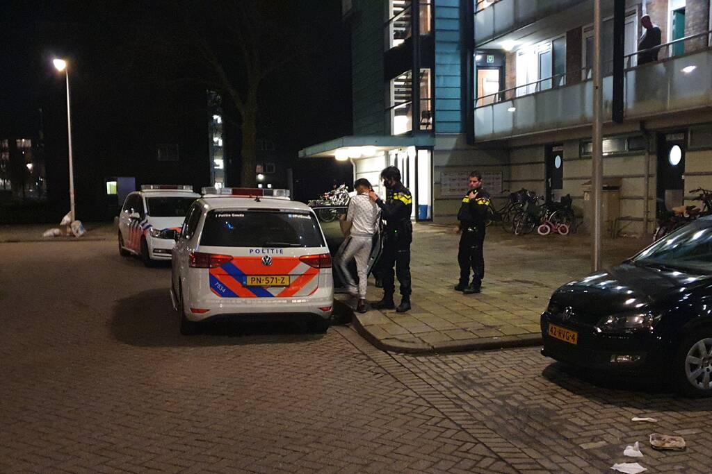 Buurtbewoners blussen beginnende autobrand