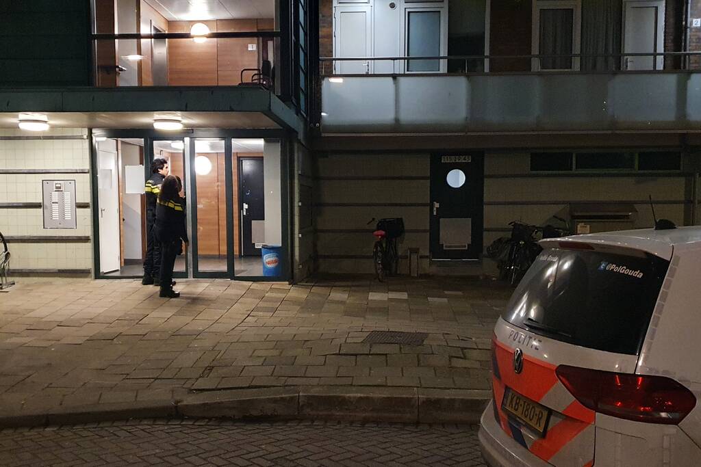 Buurtbewoners blussen beginnende autobrand