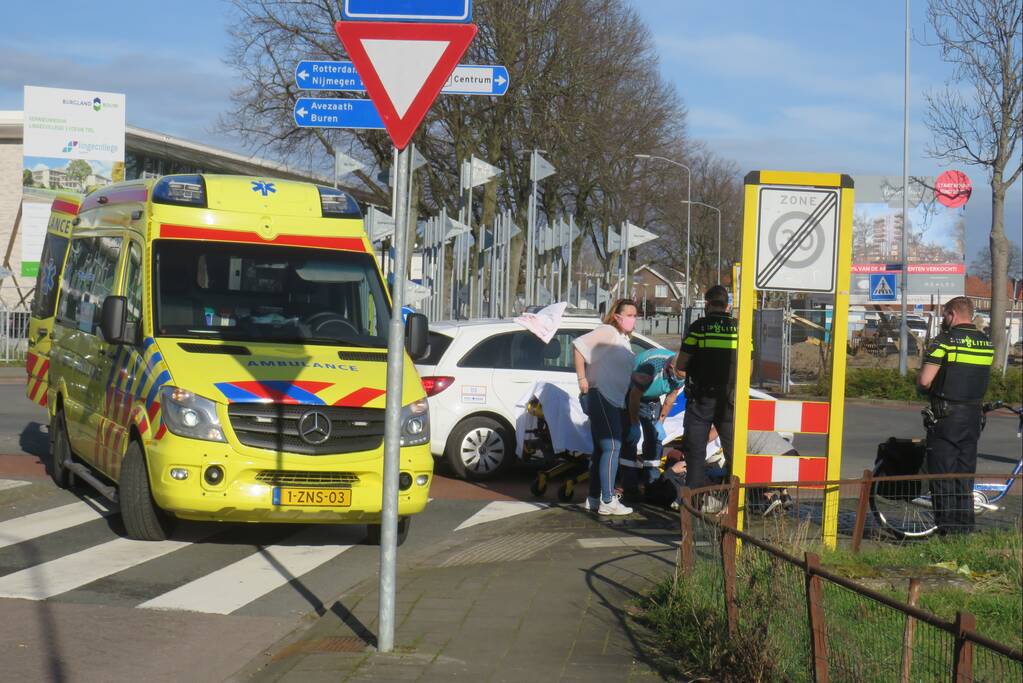 Fietser gewond bij botsing met auto op rotonde