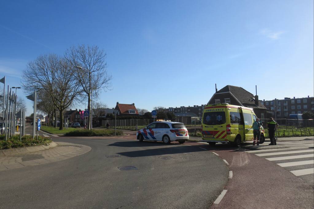 Fietser gewond bij botsing met auto op rotonde