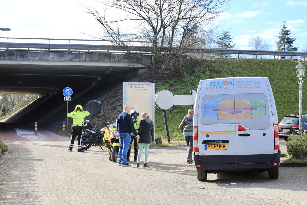 Fietsster en scooterrijder botsen voor coffeeshop Klavertje