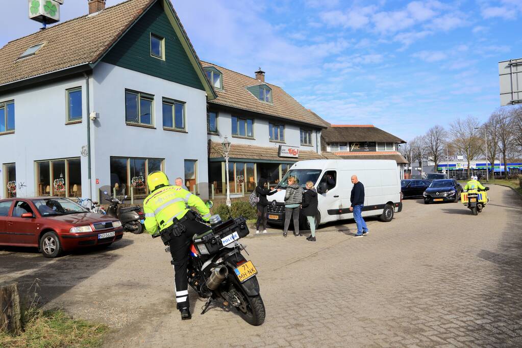 Fietsster en scooterrijder botsen voor coffeeshop Klavertje