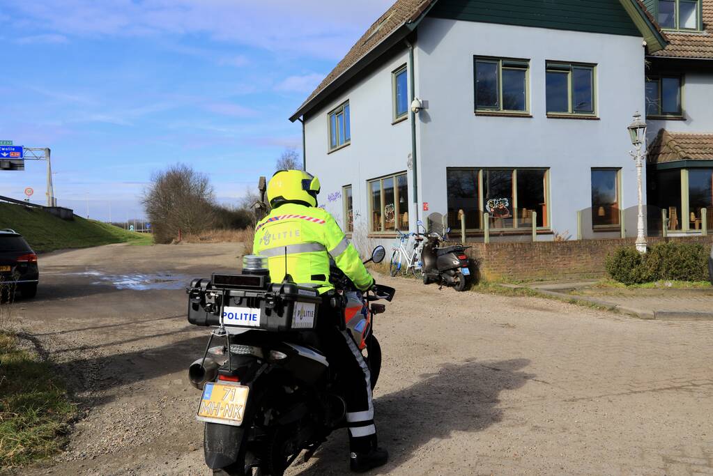 Fietsster en scooterrijder botsen voor coffeeshop Klavertje