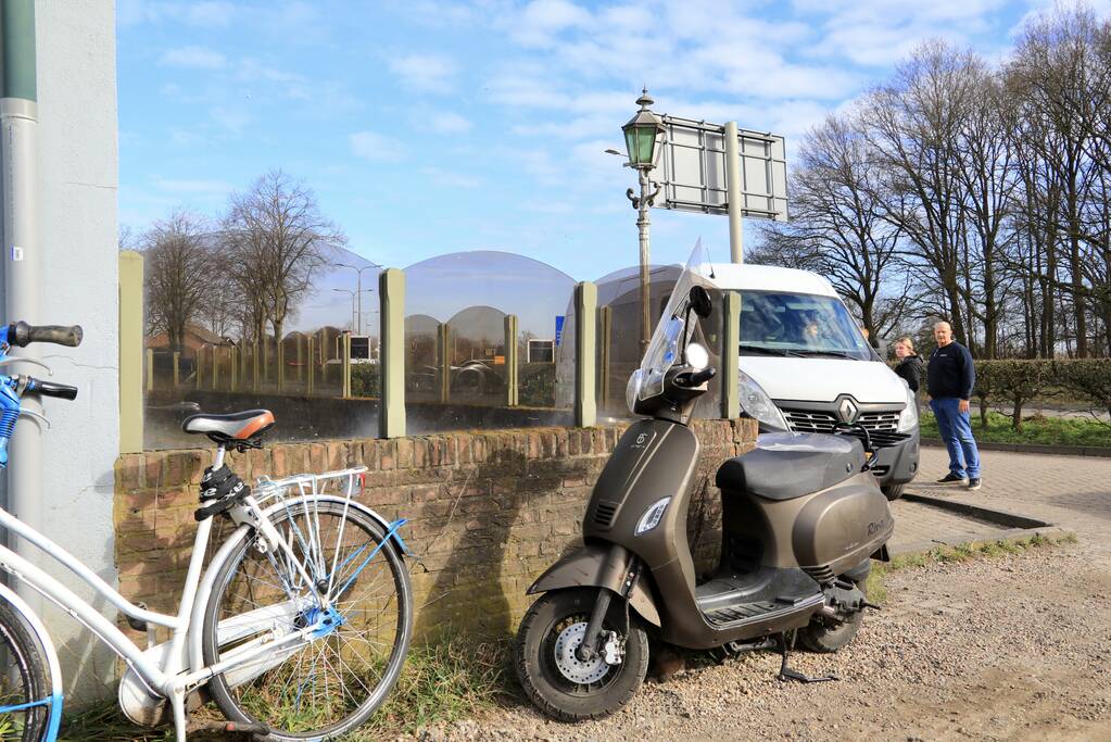 Fietsster en scooterrijder botsen voor coffeeshop Klavertje