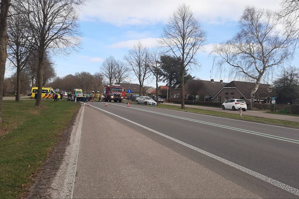 Taxi en personenauto met elkaar in botsing