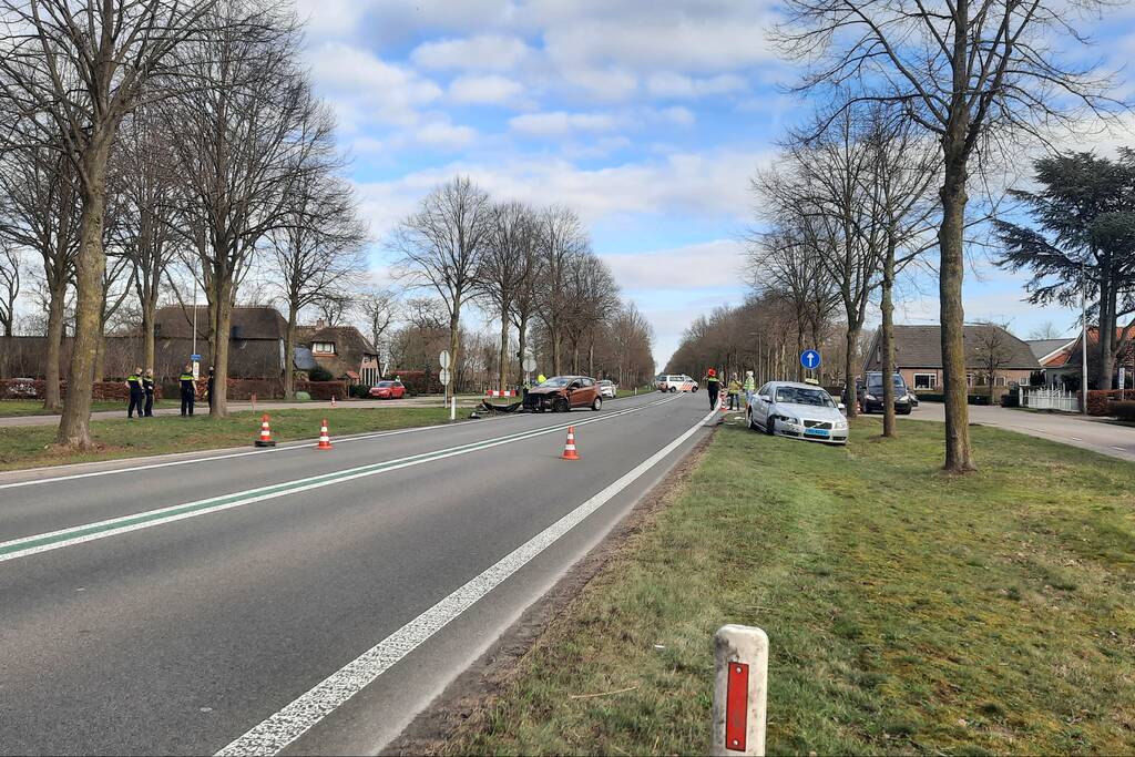 Taxi en personenauto met elkaar in botsing