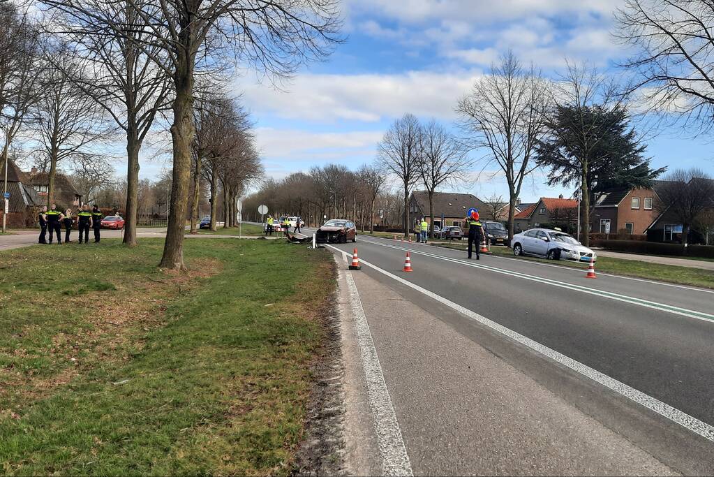 Taxi en personenauto met elkaar in botsing