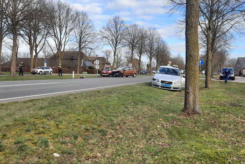 Taxi en personenauto met elkaar in botsing