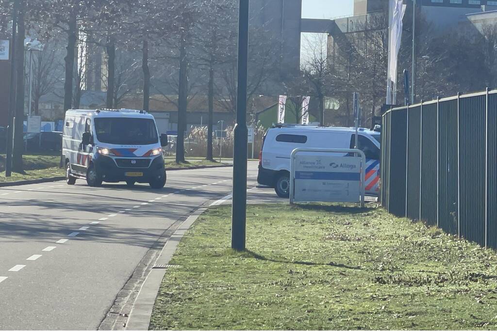 10 vluchtelingen aangetroffen in vrachtwagen bij Alloga en Alliance Healthcare
