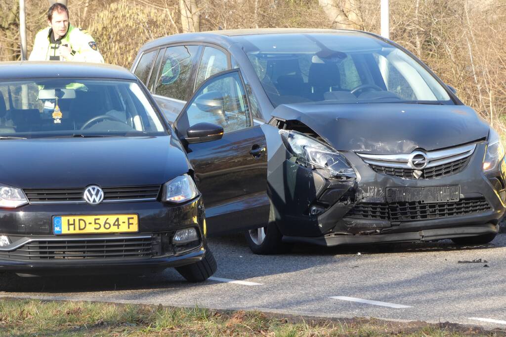 Auto's botsen op kruising