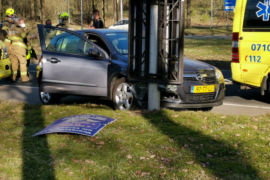 Auto knalt op lantaarnapaal